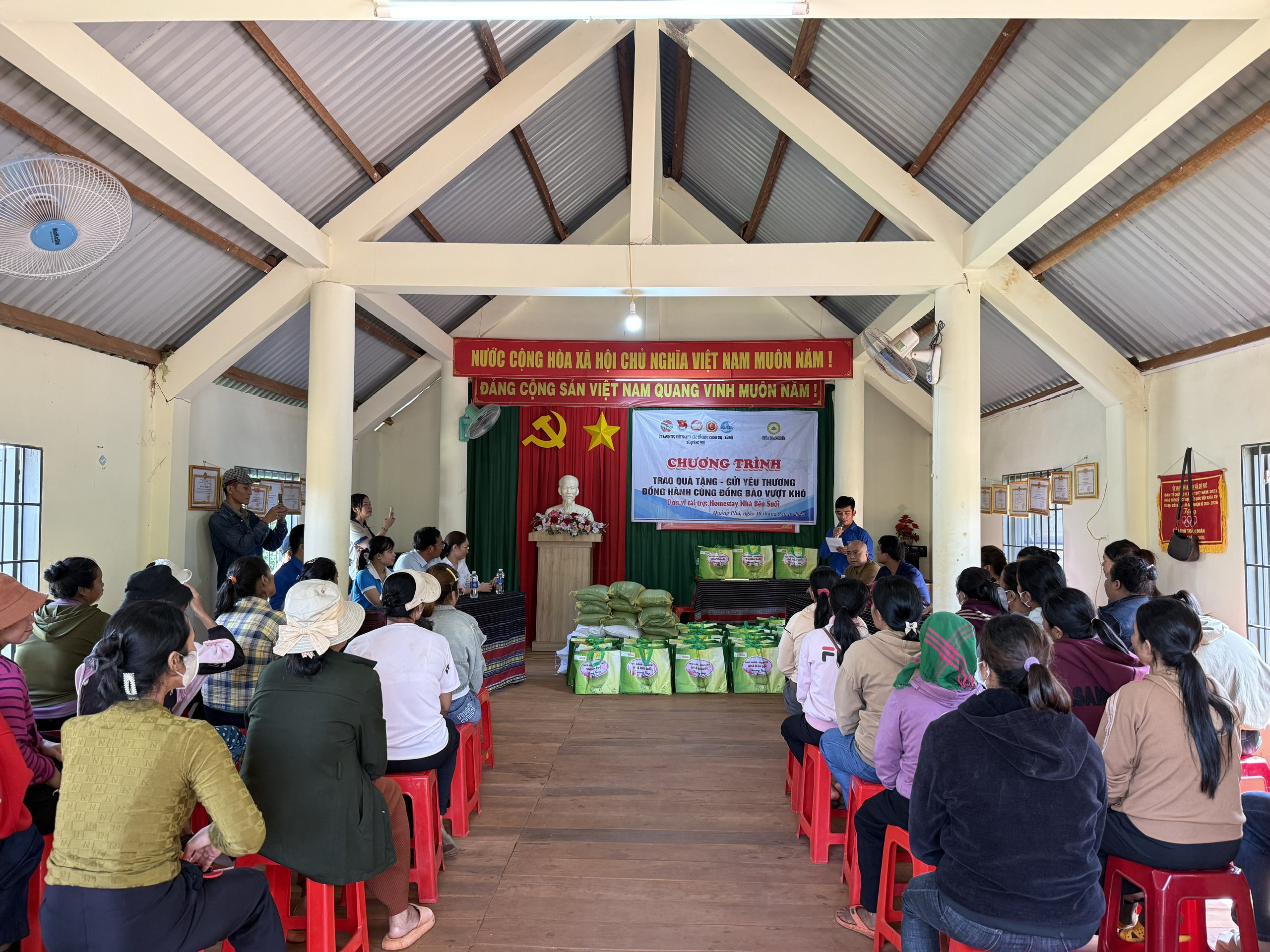 Quang cảnh chương trình. Ảnh T.Dũng